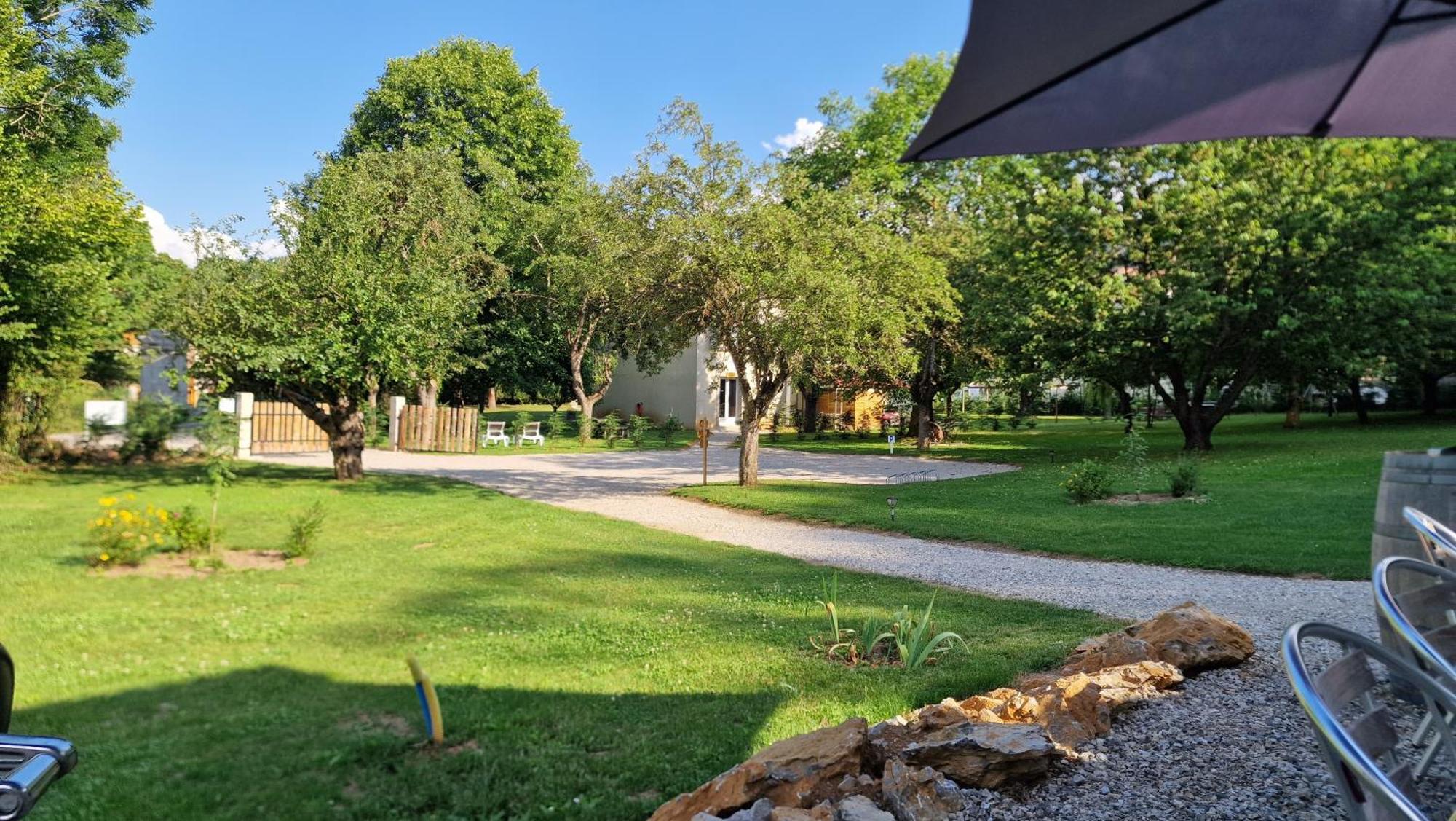 Gite L'Enclos O Rendez-Vous Roquefeuil-Pays De Sault- Avec Jardin Exterior foto